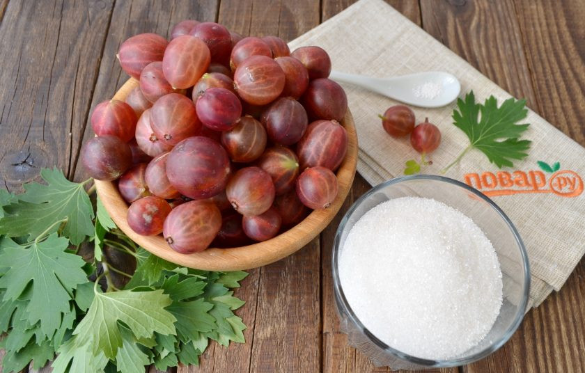 1. Этап. Варенье из крыжовника с листьями смородины: Подготовьте необходимые ингредиенты. Крыжовник очень тщательно вымойте, переберите, чтобы не попались порченые или червивые ягоды, также вымойте веточку листьев смородины. Возьмите маникюрные ножницы и отрежьте хвостики с двух сторон у каждой ягодки. Снова промойте крыжовник.