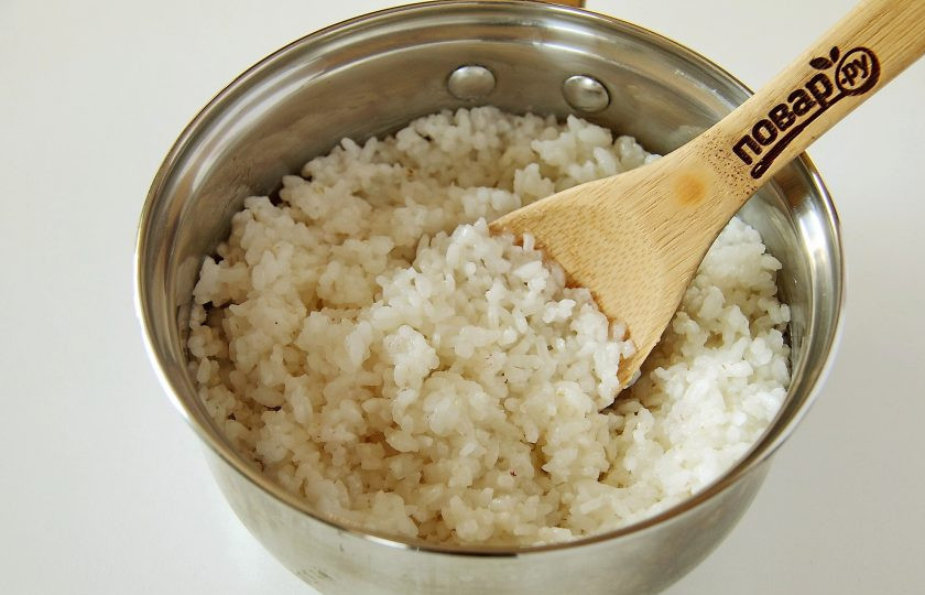 1. Этап. Мамина запеканка: Отварите рис до полуготовности.