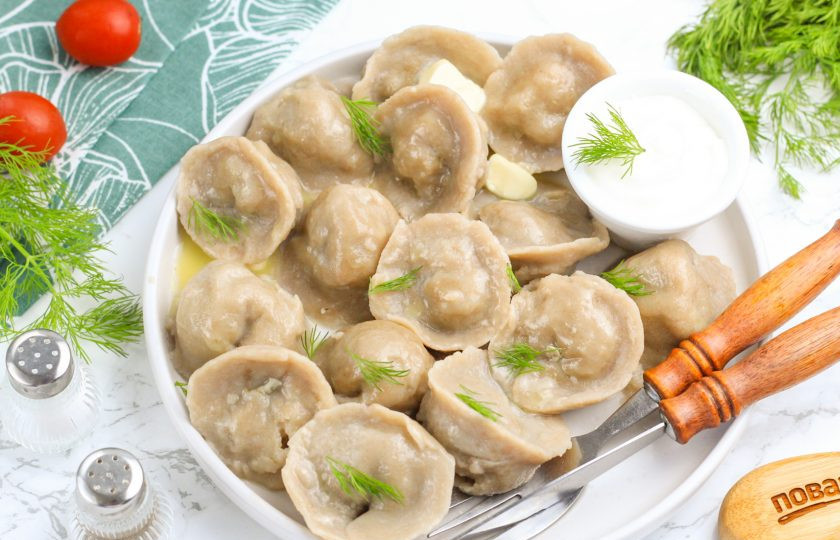 1. Этап. Пельмени Малороссийские из гречневой муки: Выложите готовые пельмени из гречневой муки на тарелки шумовкой и подайте к столу, полив растопленным сливочным маслом. Приятного вам аппетита!