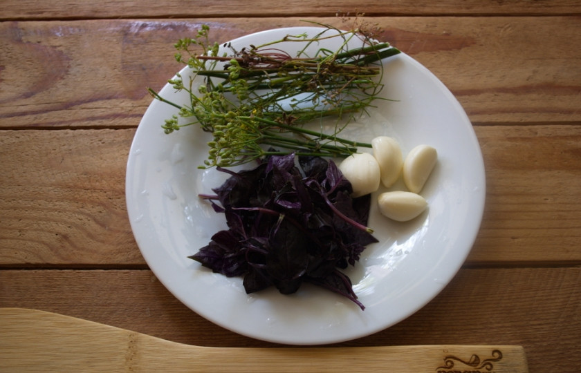 1. Этап. Консервированные помидоры на зиму: Подготовьте все продукты для маринада.