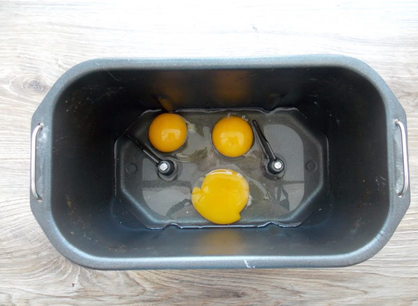 1. Этап. Домашняя лапша в хлебопечке: В чашу хлебопечки влейте воду, вбейте яйца.