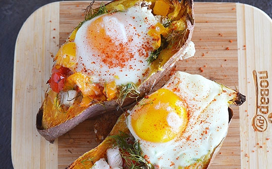 1. Этап. Завтрак в сладком картофеле: Запекайте в разогретой до 180 градусов духовке около 20 минут. До готовности яйца.