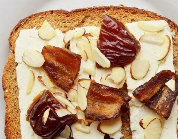 1. Этап. Быстрые и полезные завтраки: На хлеб выложите сыр, затем разрезанный финик и миндаль.