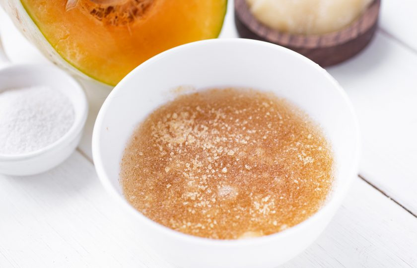 1. Этап. Мармелад из тыквы с желатином в домашних условиях: Сразу же выложите желатин в отдельную мисочку, залейте холодной водой, перемешайте и оставьте набухать на 30 минут.