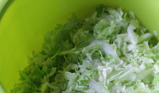 1. Этап. Капустный салат с апельсином: Капусту нашинковать, посолить и слегка помять. Можно не использовать краснокочанную капусту, взять только пекинскую, будет так же вкусно, просто не столь нарядно.