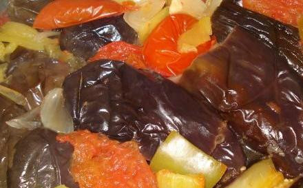 1. Этап. Баклажаны на зиму с помидорами: 5. Держим на огне до готовности овощей, но следите, чтобы этот самый мариновочный сок не сильно испарялся, - он еще понадобится!