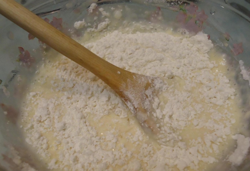 1. Этап. Курник из бездрожжевого теста: 11. Вливаю молоко комнатной температуры, всыпаю муку и замешиваю тесто.