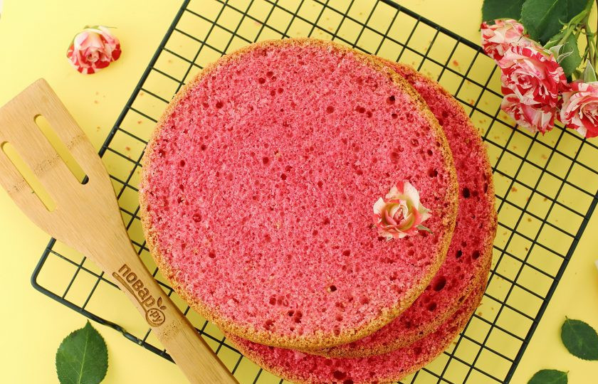 1. Этап. Розовый бисквит: Розовый бисквит готов. Можно его подать как самостоятельный десерт, посыпав сахарной пудрой или использовать как основу для приготовления тортов. Приятного аппетита!