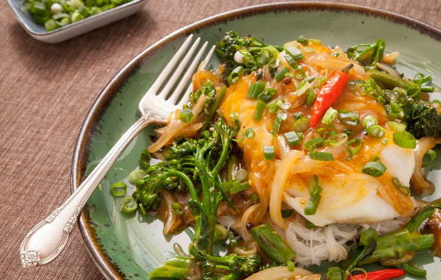 1. Этап. Тушеная треска с брокколи: Готовую тушеную треску с брокколи можете еще украсить зеленым луком. Приятного аппетита!