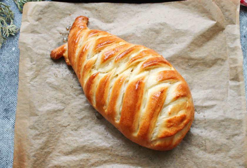 1. Этап. Лещ запеченный в тесте: Леща в тесте смажьте взбитым яйцом и поставьте в горячую духовку. Выпекайте пирог в течение 45-55 минут при температуре 180 градусов, до готовности. Готового леща в тесте достаньте из духовки, смажьте растительным маслом и накройте полотенцем. Дайте пирогу отпыхнуть в течение 10 минут и подавайте на стол.