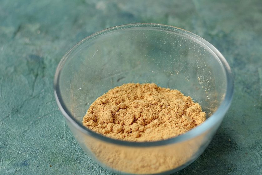 1. Этап. Постный медовик: Измельчите обрезки в кофемолке в крошку.