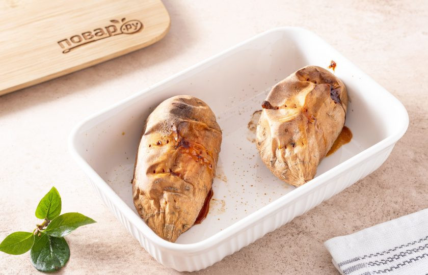 1. Этап. Панкейки из батата: Батат проколите вилкой и запекайте до мягкости при температуре 220 градусов. По времени это займет примерно 45-70 минут в зависимости от размера батата.