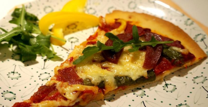 1. Этап. Творожная пицца: Духовку предварительно разогрейте до 200 градусов. Выпекать пиццу нужно около 25 минут, пока тесто не станет золотистым. Кушать эту пиццу можно и горячей сразу из духовки, и холодной.