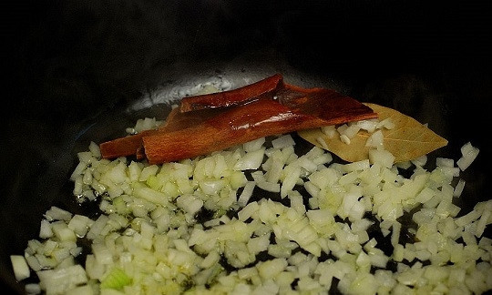 1. Этап. Макароны со свининой на сковороде: 2. Разогрейте на сковороде с высокими бортами растительное масло. Выложите лук. Добавьте лавровый лист и корицу. Жарьте на среднем огне 3 минуты, помешивая.