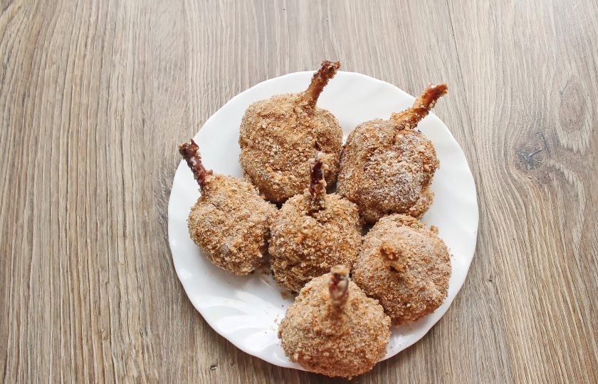 1. Этап. Куриные леденцы: Оформите так все крылышки и дайте им полежать 10-15 минут.