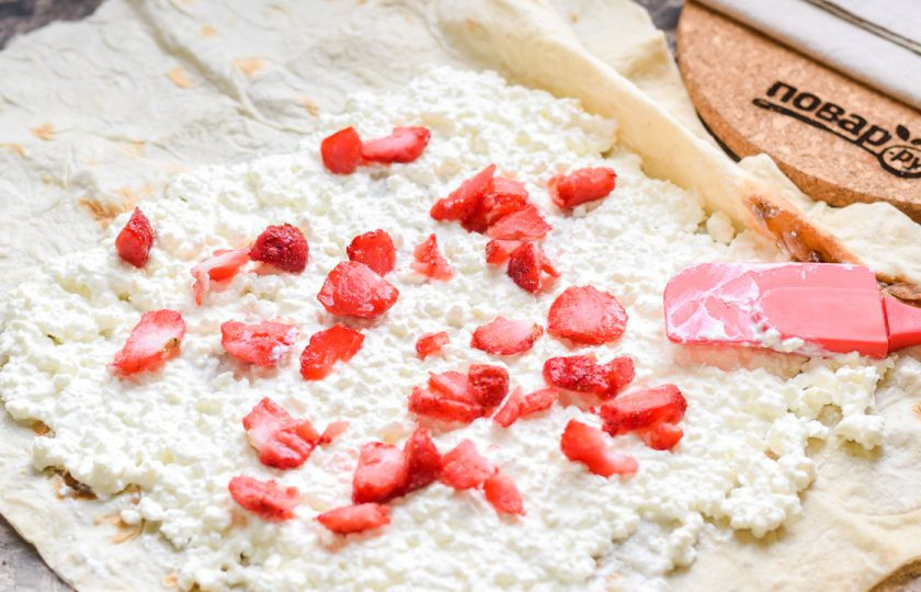 1. Этап. Рулет из лаваша с клубникой и творогом: Поверх творога выложите нарезанную клубнику.