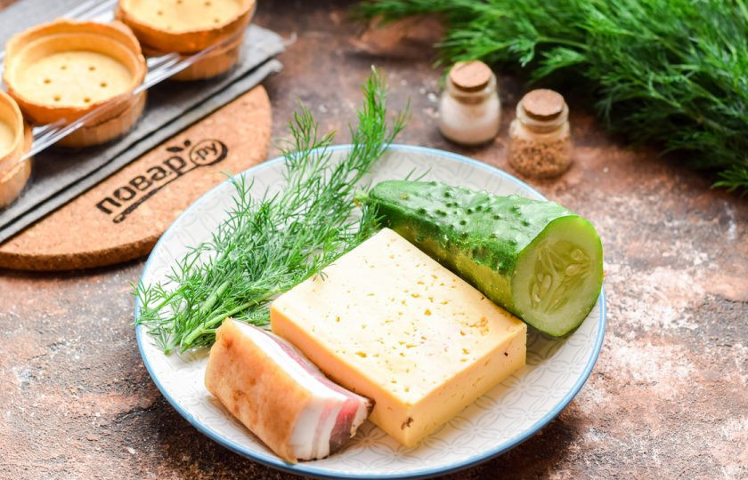 1. Этап. Тарталетки с беконом и сыром: Подготовьте все ингредиенты.