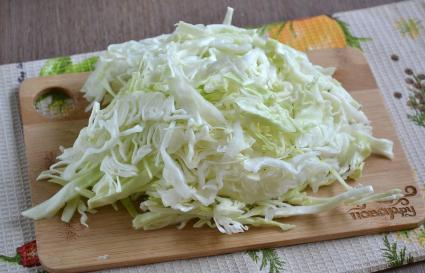 1. Этап. Капуста, маринованная в томате, на зиму: Белокочанную капусту мелко нашинкуйте удобным для вас способом.