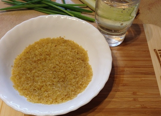 1. Этап. Салат из булгура с яблоком, сельдереем и перцем: 1. В первую очередь займемся булгуром. Тщательно промоем крупу и максимально сцедим воду.