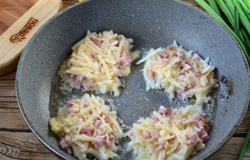 1. Этап. Цмунда: Хорошенько разогрейте сковороду с растительным маслом. Ложкой выложите небольшое количество картофельной массы и сформируйте лепешки.