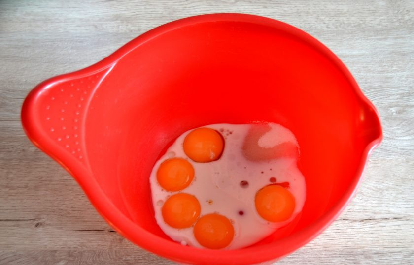 1. Этап. Торт Полено с вишней: Для приготовления теста разделите в разные емкости белки и желтки 5 яиц, к желткам добавьте 40 грамм сахара, влейте 50 мл. молока, 10 грамм растительного масла, смешайте до однородности.