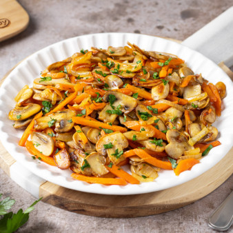 Жареные грибы с луком и морковью на сковороде