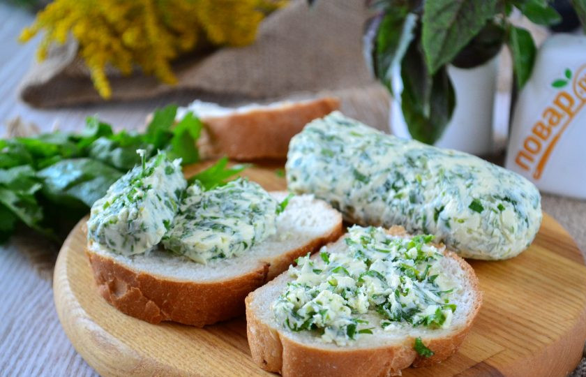 1. Этап. Чесночное масло: Употреблять можно, как только масло застынет. Но вкуснее оно станет через 2-3 часа, когда хорошо пропитается чесноком и зеленью. Приятного аппетита!