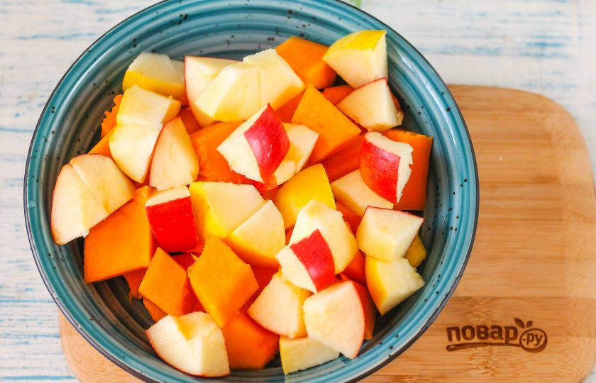 1. Этап. Тыква с яблоками в мультиварке: Тыкву очистите от кожуры и семян, промойте в воде и нарежьте мякоть кубиками. Яблоки разрежьте на четыре части, удалите семенные блоки и промойте, мякоть нарежьте кубиками.