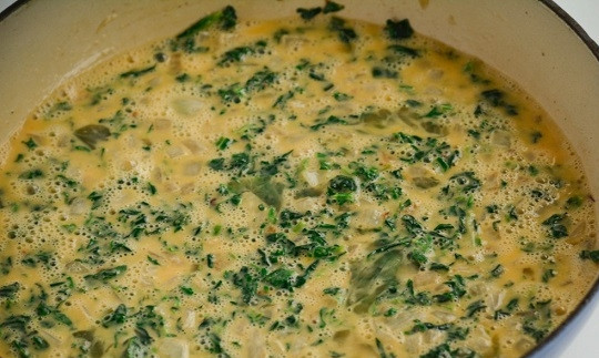 1. Этап. Фриттата с ветчиной, шпинатом и сыром: 5. Влейте взбитые с солью яйца.