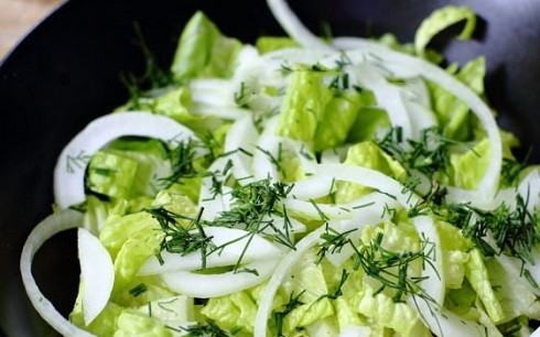 1. Этап. Салат из куринной грудки: Вымытые и обсушенные листья салата рвем на кусочки и выкладываем на тарелку. Поверх них выкладываем полукольца лука и часть нарезанной зелени укропа.