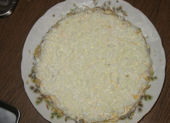 1. Этап. Новогодний печеночный торт: Сверху посыпаем яйцами. И украшаем свежей зеленью. Сделайте такую же причудливую ёлочку из листьев петрушки. Новогодний печёночный торт готов!