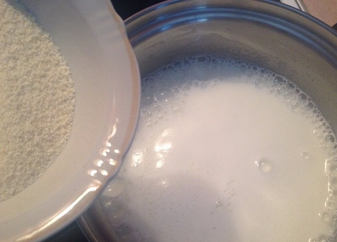 1. Этап. Манная каша с медом: Как только молоко закипело, тонкой струйкой всыпаем манку и не забываем при этом помешивать. Количество манки зависит от того, какую кашу вы любите: жидкую или густую.