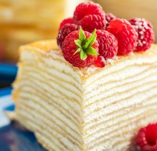 1. Этап. Блинный торт Пломбир: 5. Дайте блинному торту пропитаться и остыть в холодильнике, а затем подавайте к столу.