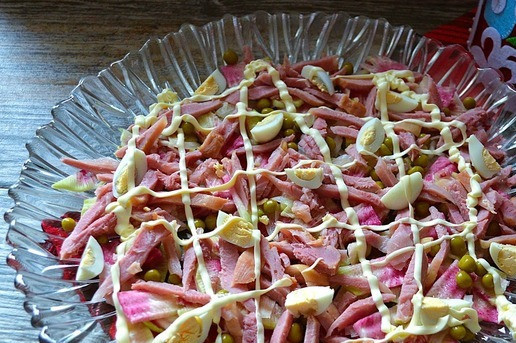 1. Этап. Салат Новогодние россыпи: Заправить майонезной сеткой.