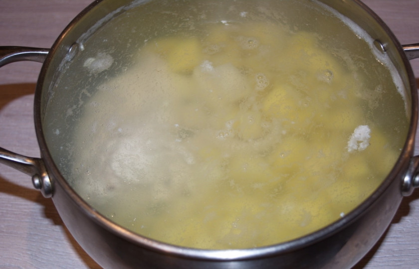 1. Этап. Свекольник на курином бульоне: 9. Когда куриное филе отварится, добавьте в бульон нарезанный картофель.