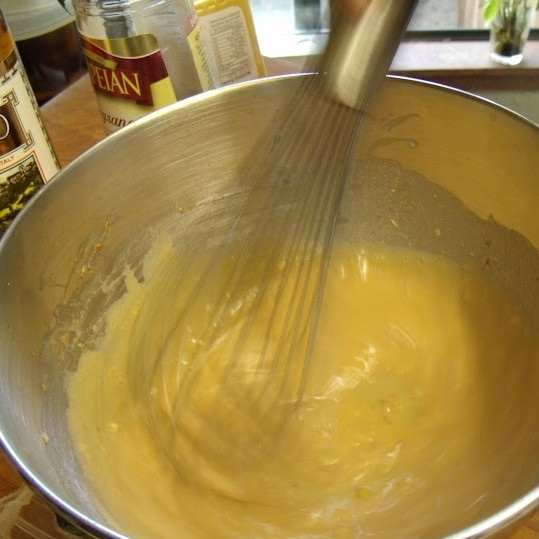 1. Этап. Соус Цезарь: Оливковое масло лучше вводить не все сразу, а порциями. Добавили часть, взбили до однородности, если нужную густоту соус не обрел - добавляем еще масло.