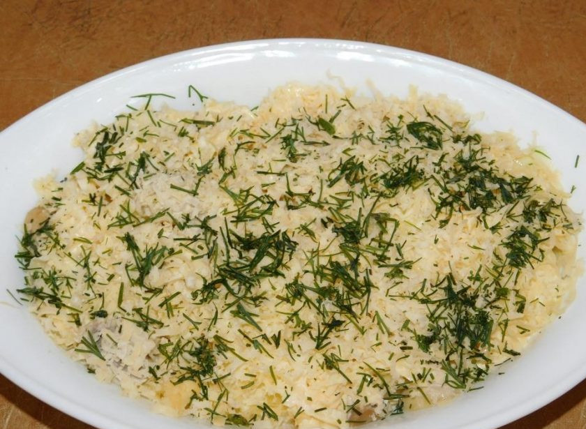 1. Этап. Картофель с грибами и сыром в духовке: Залейте яичной смесью картофель с грибами. Посыпьте оставшимся сыром и зеленью. Поставьте в духовку, разогретую до 200 градусов и запекайте в течение 30-40 минут.