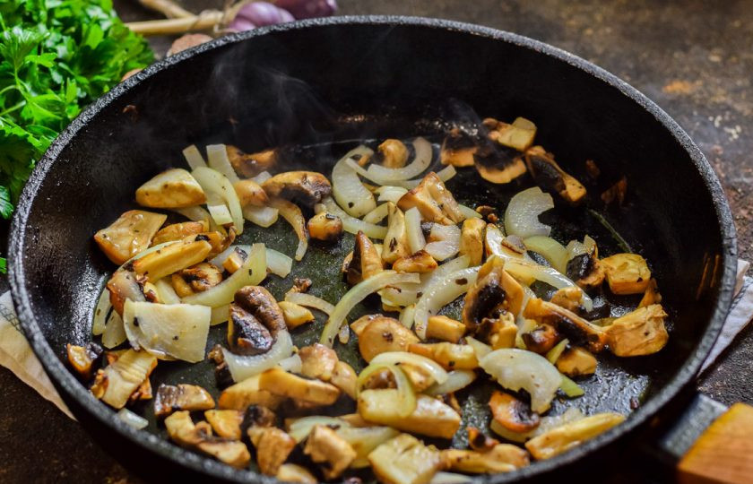 1. Этап. Салат Соренто: Прогрейте сковороду, смажьте растительным маслом и поджарьте лук с грибами до румяности — несколько минут.
