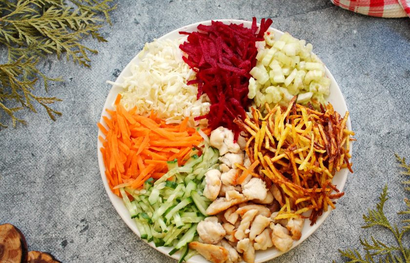 1. Этап. Салат Торнадо: Очищенную свеклу натрите на крупной терке, сельдерей порежьте тонко поперек черешка. Свеклу, сельдерей, картофель, обжаренную курицу так же разложите на сервировочное блюдо.