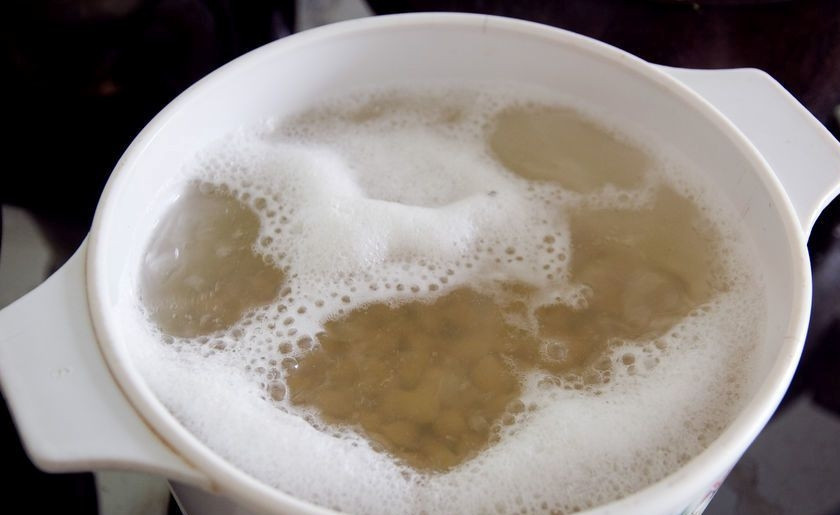 1. Этап. Салат из нута: Залейте бобовые водой, чтобы она их полностью закрыла. Доведите воду до кипения, а затем варите в течение 30-40 минут на небольшом огне.