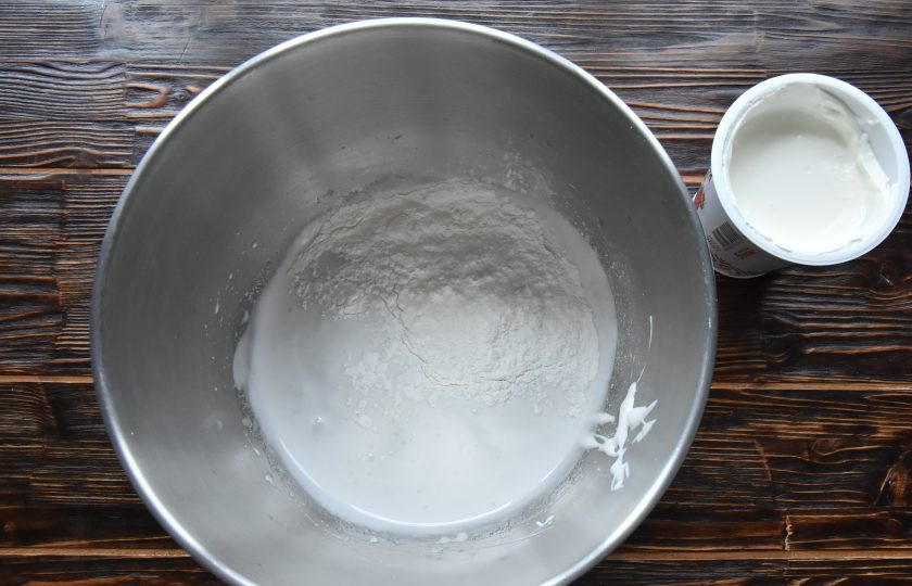 1. Этап. Пирог Ложный сырник: В дежу миксера поместите яичные белки с щепоткой соли и начните взбивать. Когда белковая масса приобретет устойчивость, постепенно всыпьте 125 граммов сахара, продолжая процесс взбивания. Всыпьте смесь для пудинга.