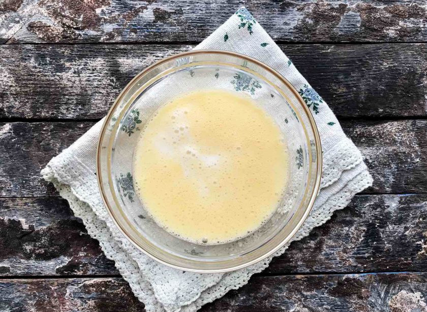 1. Этап. Кекс за 2 минуты в микроволновке: Добавьте молоко и аккуратно перемешайте.