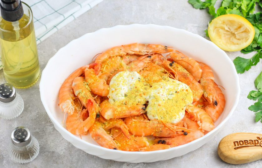 1. Этап. Креветки в аэрофритюрнице: Выжмите сок из лимона или влейте разбавленный концентрированный сок. Всыпьте приправу для рыбы и молотый черный перец.