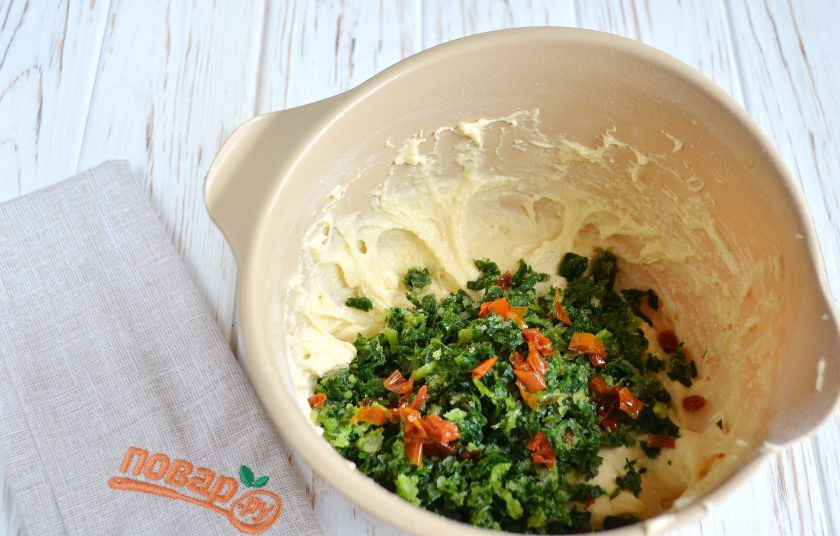 1. Этап. Вафли со шпинатом: 5. Ножом порубите мелко шпинат, порежьте томаты, их количество можно увеличить, я положила пять половинок.