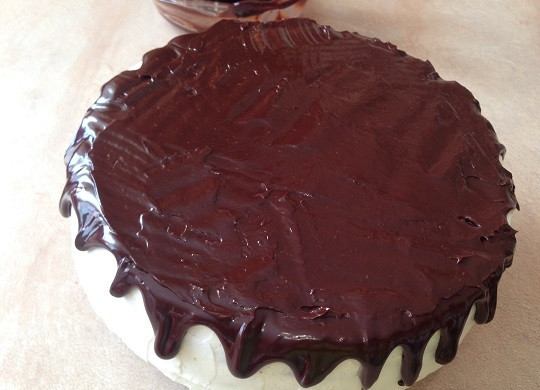 1. Этап. Бисквитный торт с вишней и творожным кремом: 15. Заливаем торт остывшей (!!!) шоколадной массой.