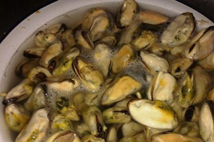 1. Этап. Жульен с мидиями и овощами: Чистим лук, перец моем и очищаем от семян и пластинок. Нарезаем мелким кубиком лук и перец. Мидии заливаем кипятком на пару минут, затем промываем тщательно под холодной проточной водой и даем воде стечь.