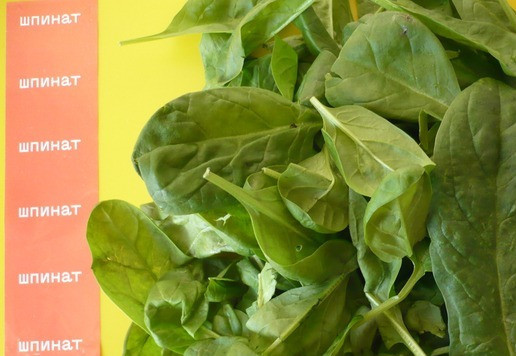 1. Этап. Рождественская елка из слоеного теста: Приготовим начинку для пирога. Налейте растительное масло в горячую сковороду, добавьте шпинат и прожарьте 2 минуты.