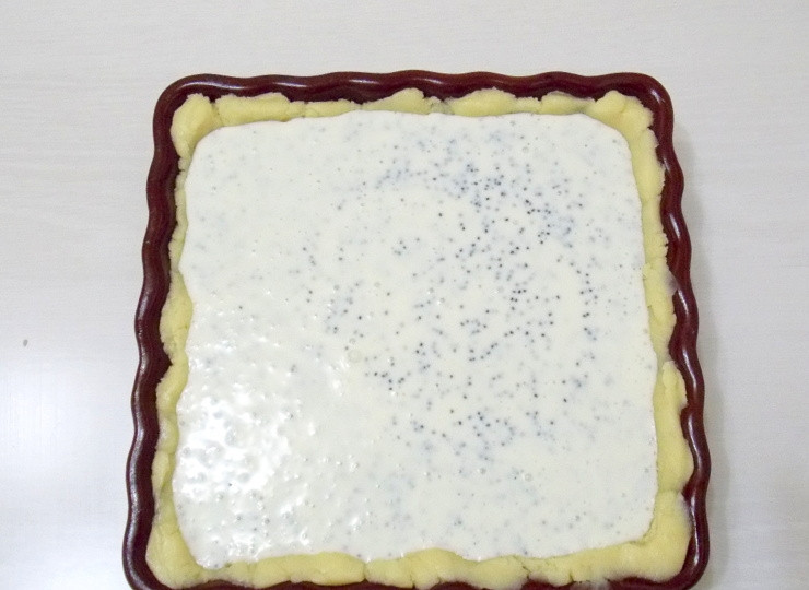 1. Этап. Песочный пирог с заливкой: Залейте смесью форму с тестом.