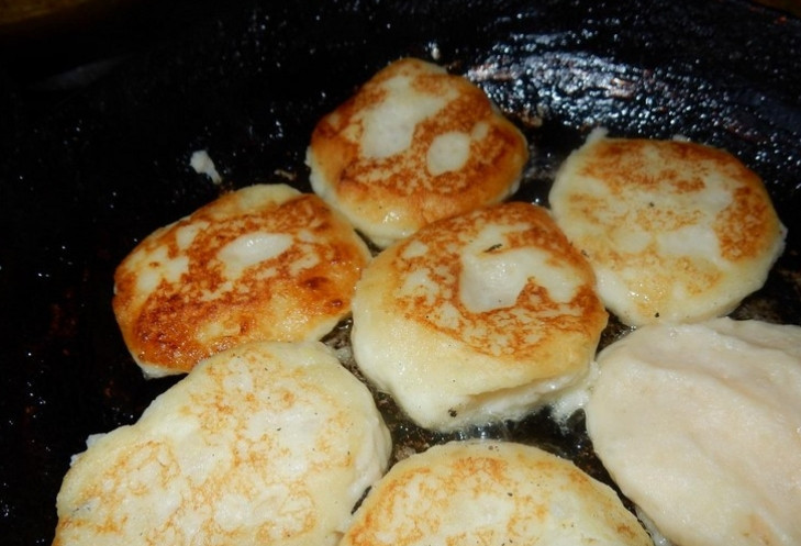 1. Этап. Картофельные зразы с квашеной капустой: Переворачиваем и обжариваем зразы с другой стороны.