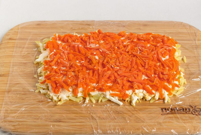 1. Этап. Салат-рулет Мимоза на Новый год 2025: 3 слой: натертая вареная морковь и майонез.